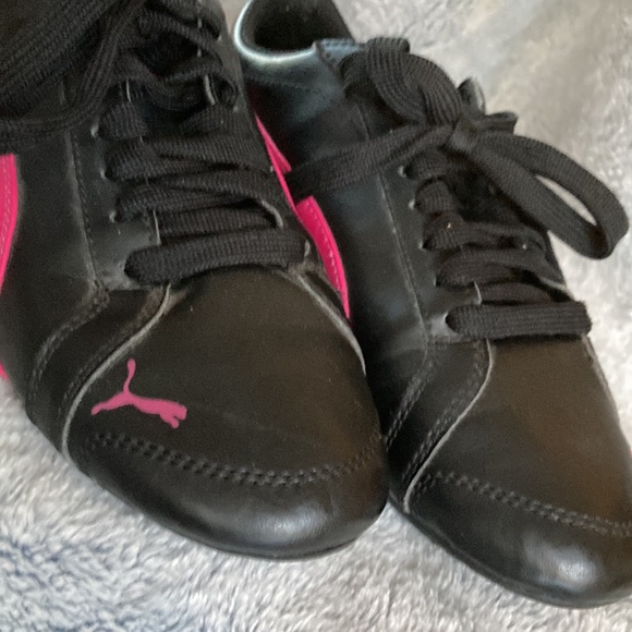 👠BOGO FREE👠NWOT ⭐️PUMA💫 Girls Black/Pink Indoor Soccer Shoes - Picture 2 of 6